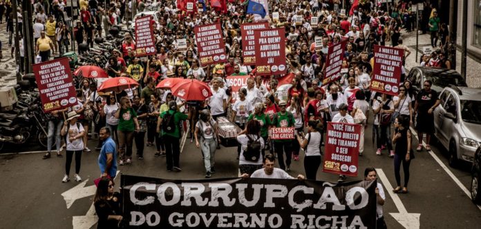 Defesa da aposentadoria leva 40 mil pessoas para as ruas de Curitiba