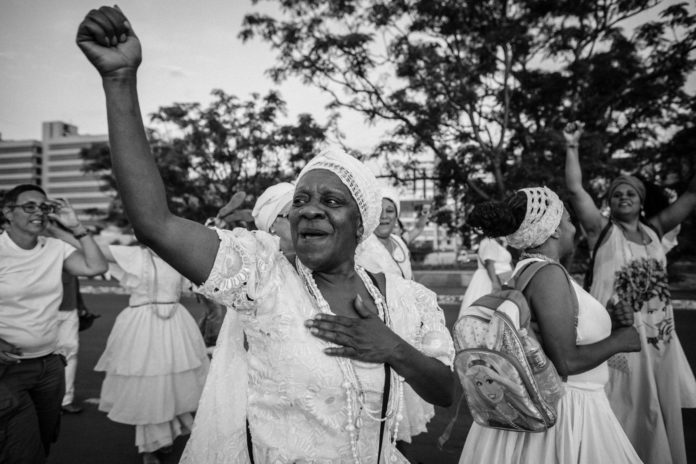 Temilayo dança e espanta o racismo