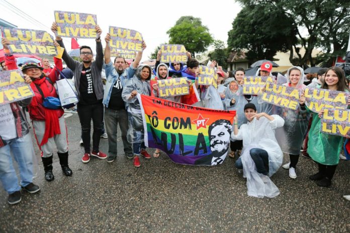 Sábado chuvoso em Curitiba não dispersa a mobilização em defesa de Lula