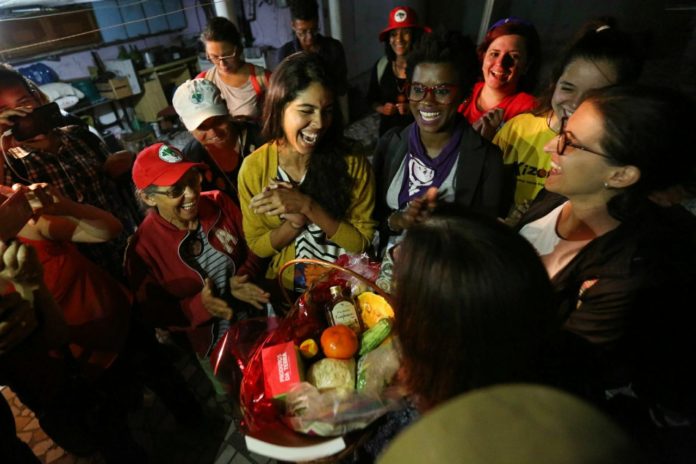Bela Gil participa de ato político das mulheres do Acampamento Lula Livre