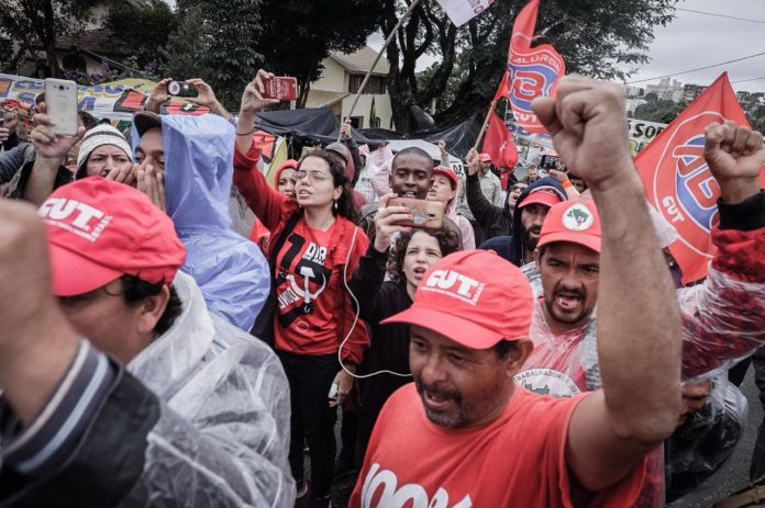 Vigília pela liberdade de Lula será mantida perto da Polícia Federal