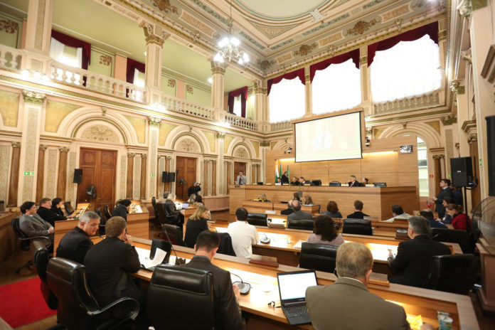 Equipe de Greca pode não escalar investimentos na cidade, contrariando desejo da população