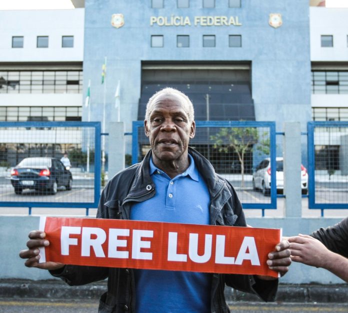 Danny Glover, embaixador da Boa Vontade da ONU, visitou o ex-presidente Lula em Curitiba. Foto: Joka Madruga/AGPT