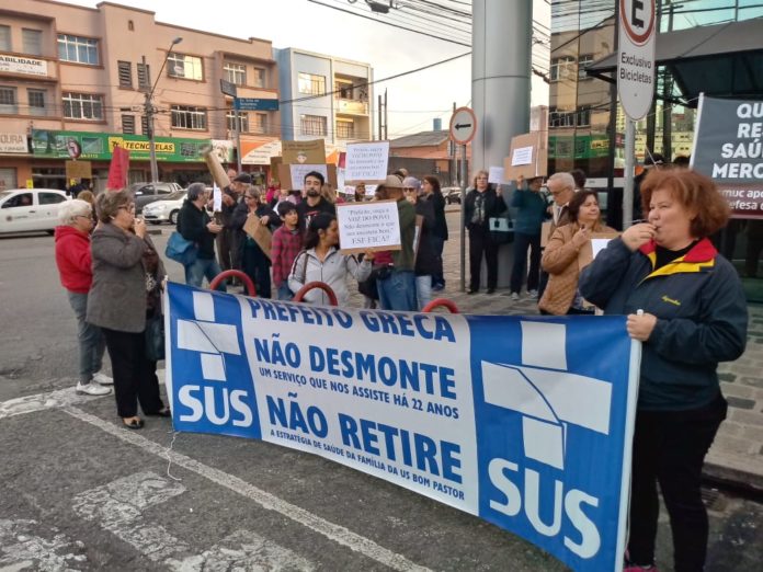 População protesta contra fechamento de programa na saúde