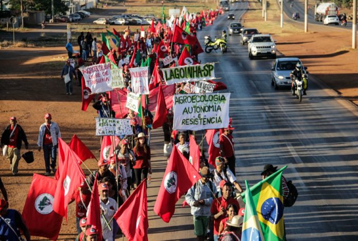 Marcha Nacional Lula Livre sai em caminhada em direção a Brasília
