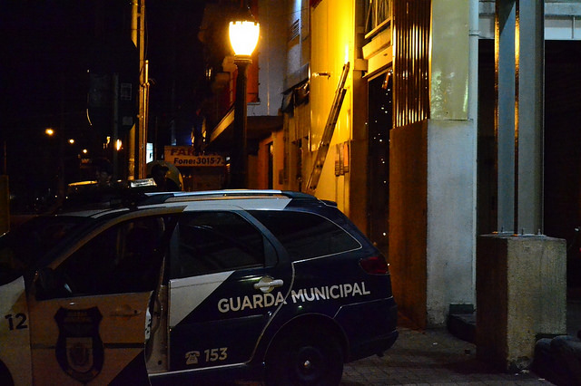 População de rua é ameaçada com instalação de grades no Mercado Municipal em Curitiba