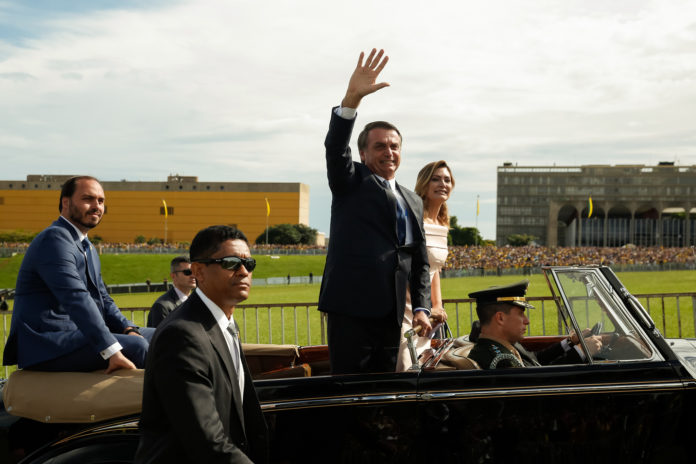 Pesquisa indica como desgastar os Bolsonaros