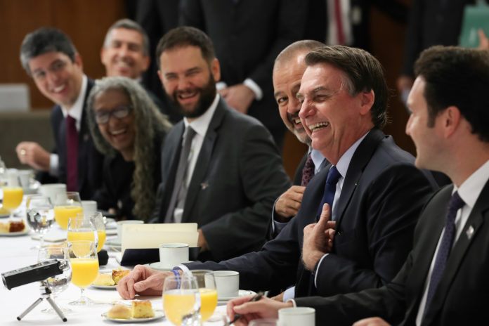 Bolsonaro exonera ministro da educação pelo Twitter