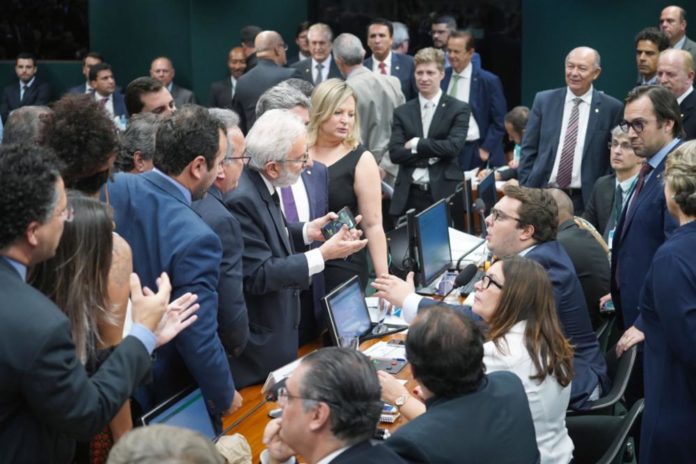 Parecer sobre reforma da previdência é aprovado na CCJ