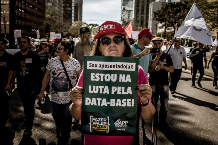 Greve dos servidores continua nesta quarta e adesão aumenta