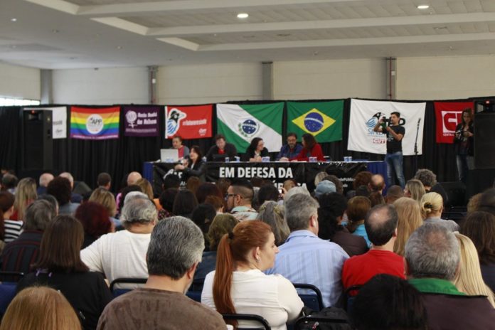 Professores e funcionários das escolas estaduais entram em greve dia 25
