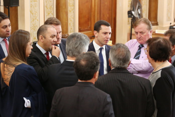 Base de Greca rejeita ampliar acolhimento para idosos e aquisição de áreas para moradia na LDO