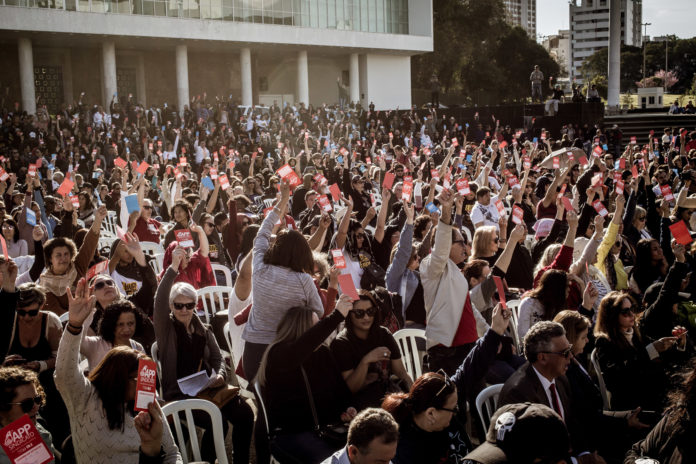 Professores e funcionários de escola suspendem a greve