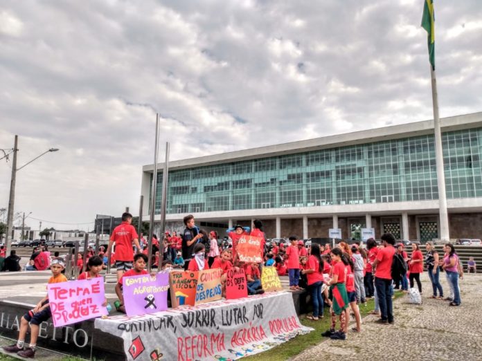 Crianças do MST visitam Palácio do Governo do Paraná
