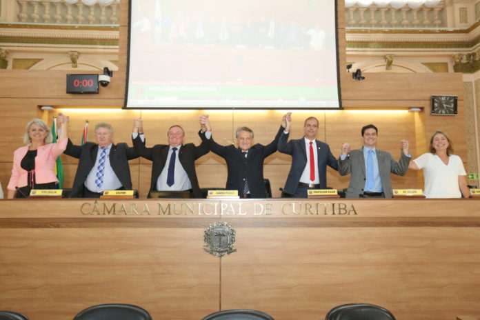 Vereadores de Curitiba querem dar ‘jeitinho’ para ir embora mais cedo