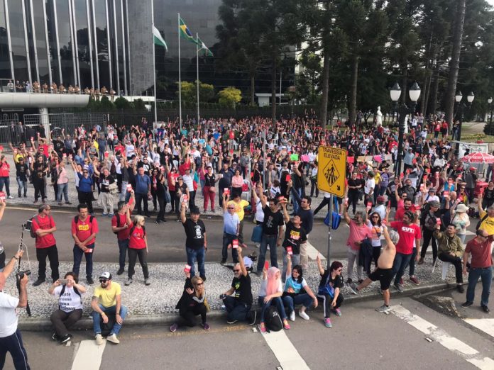 Professores e funcionários da educação encerram greve e mantêm a luta