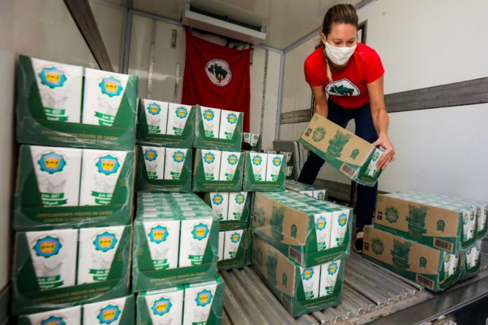 Cooperativas do MST doam 1.500 litros de leite para o Hospital de Clínicas de Curitiba