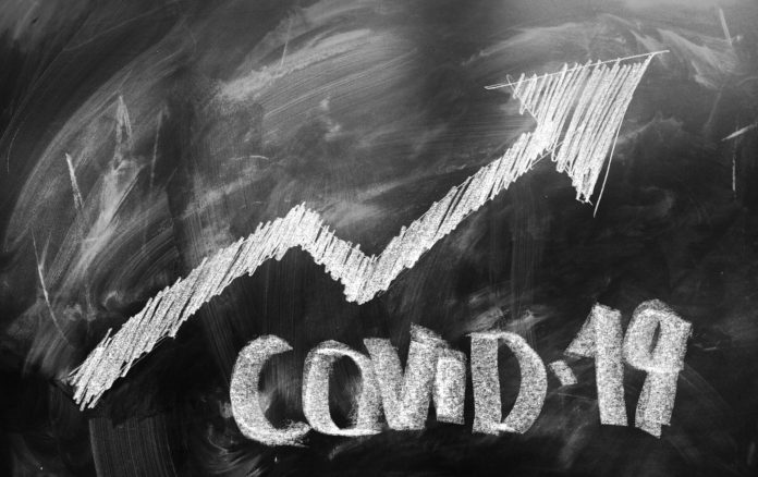 Pelo menos três indicadores dão sinais de terceira onda de covid-19 no Brasil