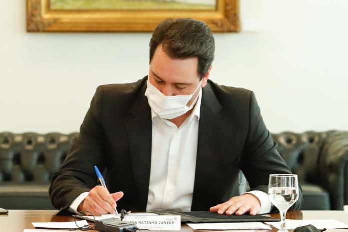 Com hospitais cheios, Ratinho edita decreto tímido de combate a pandemia